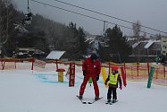 Ani v neděli návštěvníky skiareálu Lipno neodradilo sychravé počasí.