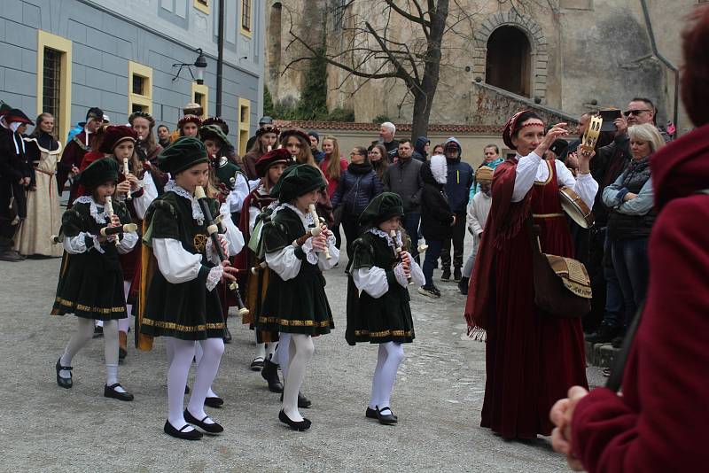 Historický kostýmovaný průvod v sobotu slavnostně zahájil zámeckou sezónu v Českém Krumlově.