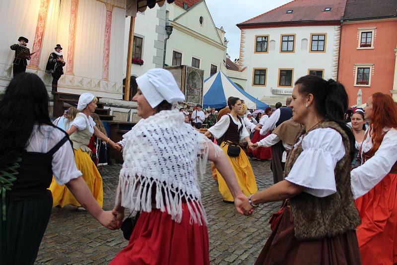 Ochutnávka z pátečního programu Slavností pětilisté růže v českém Krumlově.