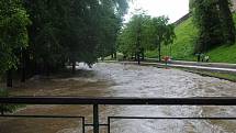 Povodně v Českém Krumlově v roce 2013. Ze břehů se vylila Polečnice, zahrozila i Vltava v centru. Pod vodou skončily hospodské zahrádky i auta.