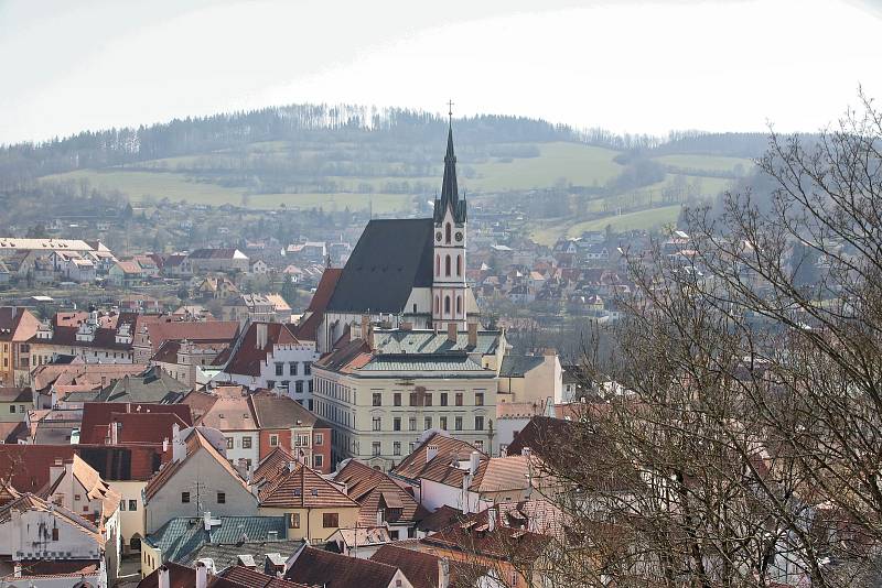 Celosvětová empidemie koronaviru vylidnila i centrum Českého Krumlova, které je běžně zaplaveno turisty.