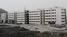 Český Krumlov v 70. letech 20. století. Stavba sídliště Plešivec II., jaro 1977.