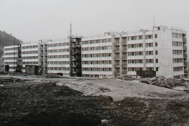 Český Krumlov v 70. letech 20. století. Stavba sídliště Plešivec II., jaro 1977.