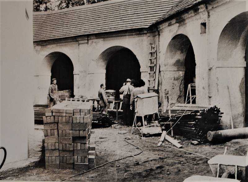 Celková úprava kaple na Křížové hoře soukromou stavební firmou Fortel - léto 1991.