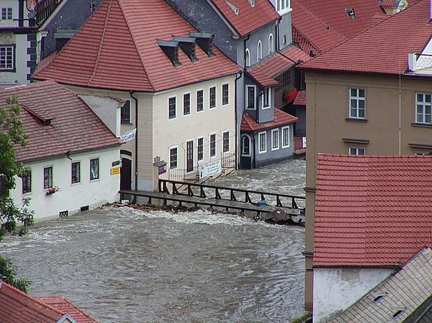 Lazebnický most poškodily povodně v srpnu 2002.