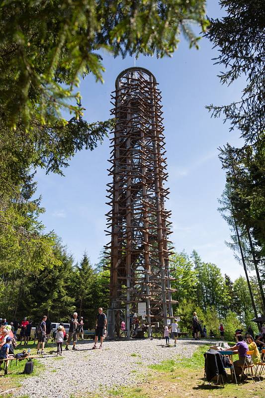 Výstup na Hradišťský vrch, který pořádallo město Kaplice s dalšími organizacemi.