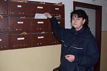 Za jeden den roznese doručovatelka Zdeňka Bezděková po českokrumlovském sídlišti Mír pět tašek plných dopisů, pohledů či reklamních letáků.