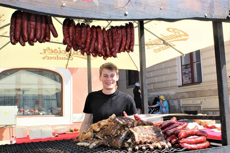 Zajděte si na jarmark Zahradních slavností na náměstí. Proslýchá se, že příští týden už tam nebude.