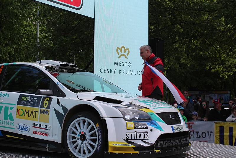 Sedmačtyřicátý ročník Rallye Český Krumlov byl v pátek odpoledne zahájen v Jelence.