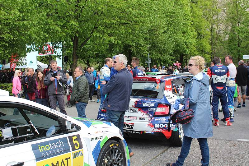 Sedmačtyřicátý ročník Rallye Český Krumlov byl v pátek odpoledne zahájen v Jelence.