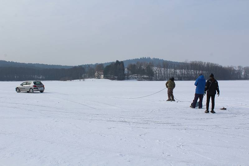 O víkendu v Horní Plané jezdilo přes zamrzlé Lipno jednou auto za druhým.