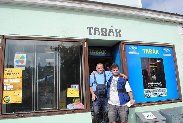 Tabák na starém Plešivci skončil v pátek 15. září 2023. Pavel Mužík (vlevo) a Marek Anděl si tam ještě naposledy koupili cigarety a vsadili loterii.