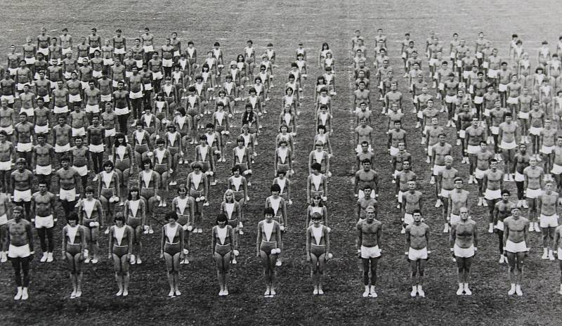 Okresní spartakiáda v Českém Krumlově v roce 1980.