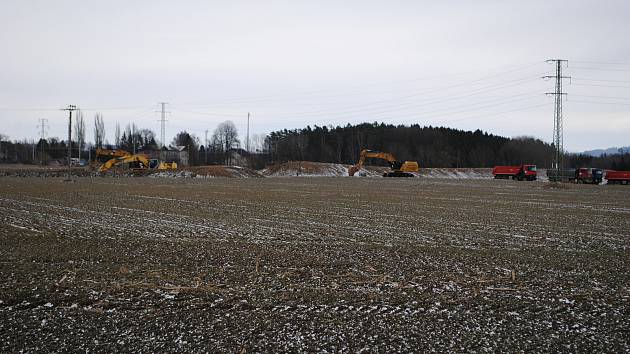 Stavba D3 v úseku Třebonínem - Kaplice-nádraží začala v únoru 2022. Na snímku budoucí dálnice mezi Markvarticemi a Velešínem-nádraží.