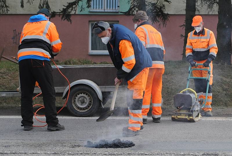 Doslova pár minut trvalo zalátání výtluku na E55 v Kaplici studenou balenou směsí. Větší opravy začnou, až se před létem rozjedou obalovny.