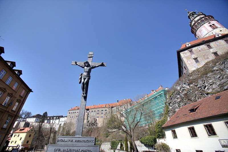 Celosvětová empidemie koronaviru vylidnila i centrum Českého Krumlova, které je běžně zaplaveno turisty.