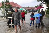 Náves pod vodou obyvatelé Dolního Třebonína pamatují naposledy při povodní v roce 2002. Zcela ji zaplavila voda z jedné bouřky.