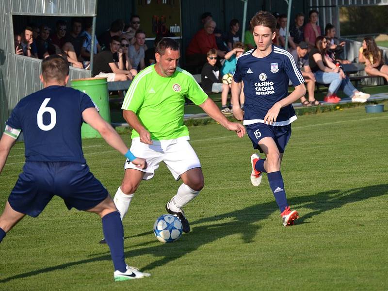 OP muži - 14. kolo: FK Dolní Dvořiště (modré dresy) - Hraničář Malonty 1:1 (0:0) pen. 1:3.