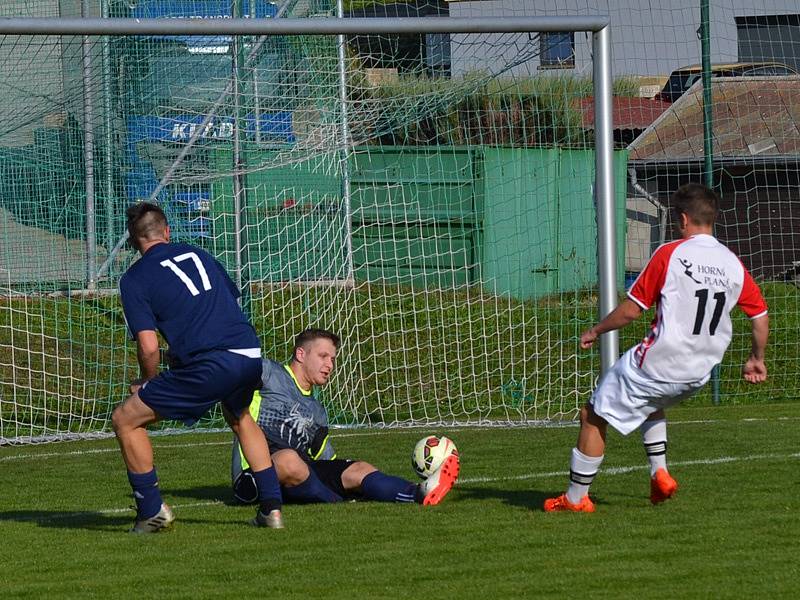 Okresní přebor muži - 6. kolo: FK Dolní Dvořiště (modré dresy) - TJ Smrčina Horní Planá 2:1 (2:1).