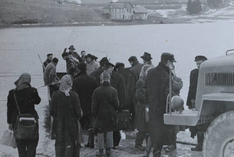 Frymburák Josef Junek zachytil napouštění lipenské přehrady. Únorové tání v r. 1958 zalilo i několik stále obydlených domů v zátopovém pásmu.