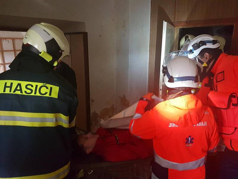 Taktického cvičení Kasárna se kromě zdravotnických záchranářů a hasičů zúčastnili i policisté, městští strážníci a kynologové se psy.