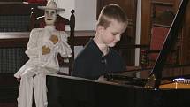 V Jezuitském sále Hotelu Růže v Českém Krumlově předvedlo svůj um 61 mladých a nadějných klavíristů.