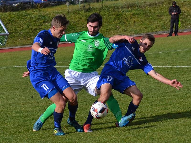 Divize A - 13. kolo: FK Slavoj Český Krumlov (zelené dresy) - FC Slávia Karlovy Vary 0:6 (0:2).