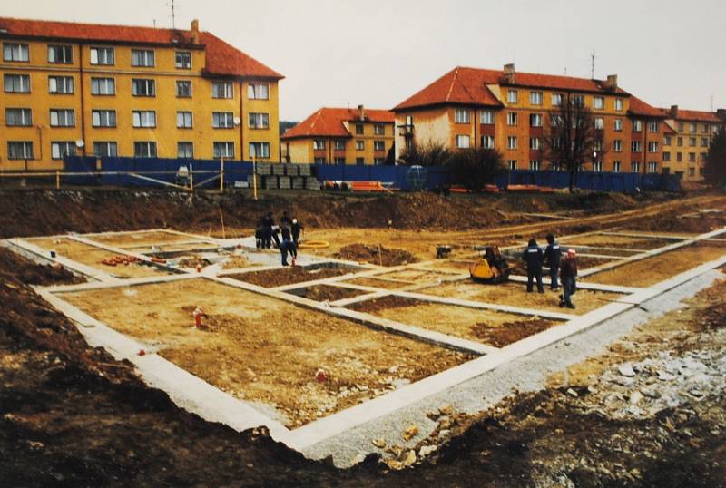 Český Krumlov v roce 1998. Stavba obytného souboru Vyšehrad. Stav na začátku dubna.