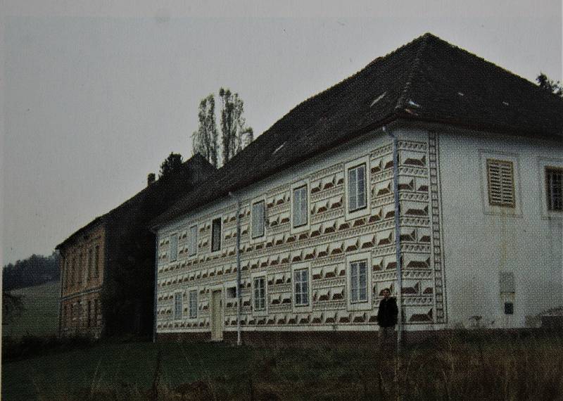 Alexej Burian bydlí v bývalých lázních v Omleničce. Na tomto snímku Jihočeského muzea ještě stojí budova vpravo.