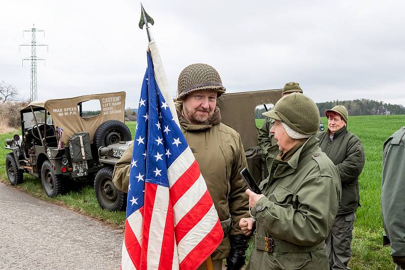 Pietní akt u pomníčku amerického pilota se konal o Bílé sobotě v Záluží.