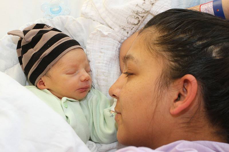 Posledním miminkem narozeným v českokrumlovské porodnici v roce 2018 je Kristián Gábor. Prvorozený potomek Olgy Gáborové a Milana Tomiho přišel na svět 31. prosince ve 14 hodin a 34 minut. Chlapeček se pyšnil mírami 47 centimetrů a 2 490 gramů. Vyrůstat b