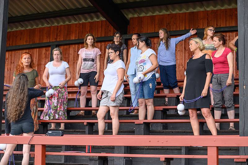 Krumlovské sdružení PRORADOST zkoušelo na stadionu Slavoje spartakiádu.