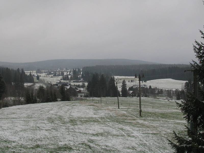 Poprašek ráno ležel i na Bučině, Horské Kvildě (na snímku) a Churáňově.