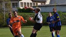 Oblastní I.B třída (skupina A) - 8. kolo: Sokol Chvalšiny (modročerné dresy) - FC Šumava Frymburk 1:2 (1:1).