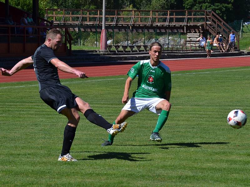 Fotbalová příprava: FK Slavoj Český Krumlov (zelené dresy) - TJ Olešník 1:2 (0:1).