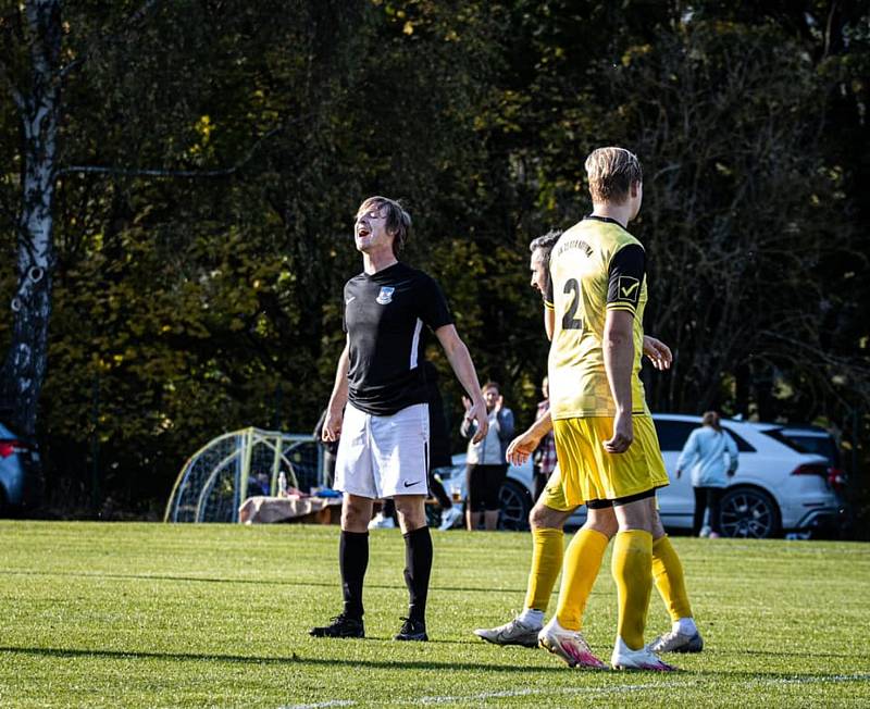 Fotbalisté Zlaté Koruny (ve žlutém) v očekávaném souboji přehráli Dolní Dvořiště 4:1 a vyšvihli se do čela tabulky.