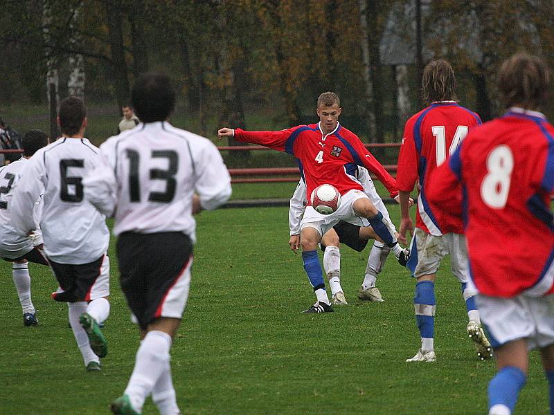 Přípravné utkání české fotbalové reprezentace šestnáctiletých s národním mužstem Rakouska na kaplickém trávníku.