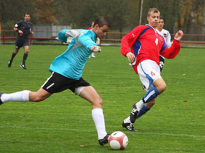 Přípravné utkání české fotbalové reprezentace šestnáctiletých s národním mužstem Rakouska na kaplickém trávníku.