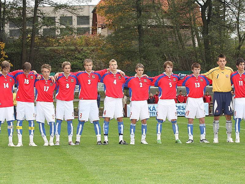 Přípravné utkání české fotbalové reprezentace šestnáctiletých s národním mužstem Rakouska na kaplickém trávníku.