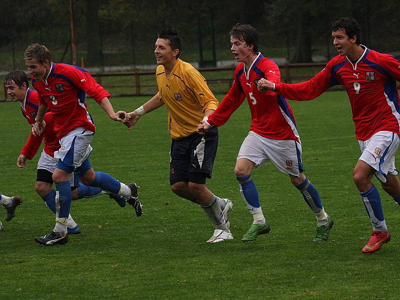 Přípravné utkání české fotbalové reprezentace šestnáctiletých s národním mužstem Rakouska na kaplickém trávníku.