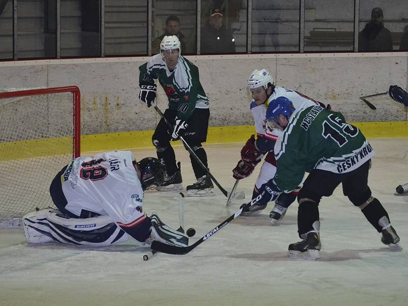 3. semifinále play off krajské ligy: HC Slavoj Č. Krumlov (v zeleném) - HC David servis Č. Budějovice 1:3.