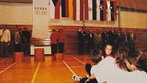 Český Krumlov v roce 1999. Mezinárodní hry školní mládeže se konaly od 24. do 26. září. Vyhlašování výsledků ve sportovní hale.