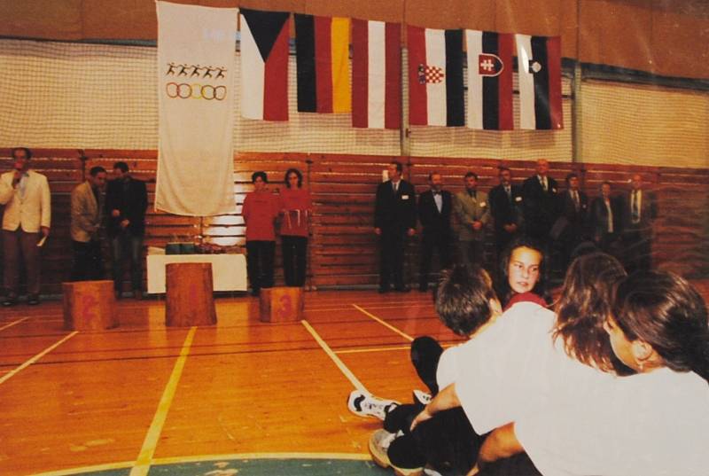 Český Krumlov v roce 1999. Mezinárodní hry školní mládeže se konaly od 24. do 26. září. Vyhlašování výsledků ve sportovní hale.