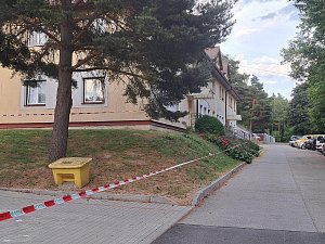Tělo novorozence našli v kontejneru na posyp u Základní školy v Lipně nad Vltavou.