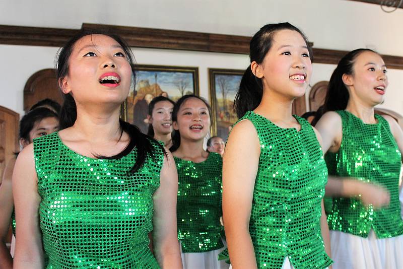 Dětský pěvecký sbor z Hongkongu YIP´s  Children´s Choir music nadchnul na svém pátečním koncertě diváky v Jezuitském sále hotelu Růže.