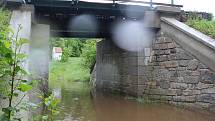 Polečnice v Kladenském Rovném na Českokrumlovsku zatopila mostek.