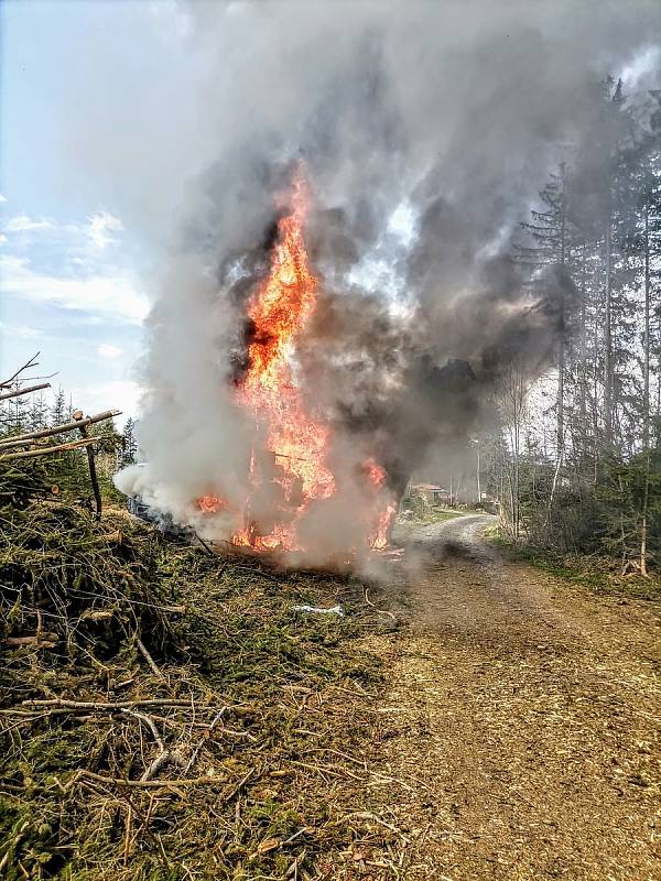 Požár štěpkovače u Frymburku - u Milné 29. dubna 2022. Škoda je dva miliony korun.