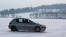 O víkendu v Horní Plané jezdilo přes zamrzlé Lipno jednou auto za druhým.