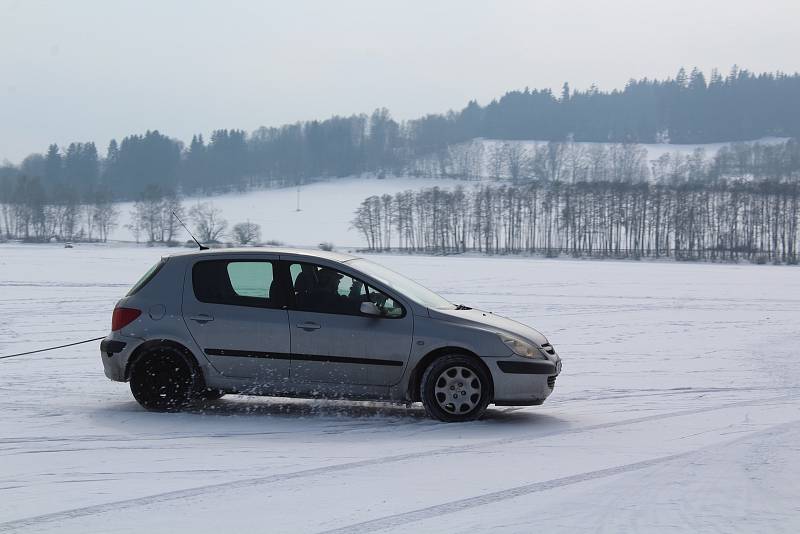 O víkendu v Horní Plané jezdilo přes zamrzlé Lipno jednou auto za druhým.