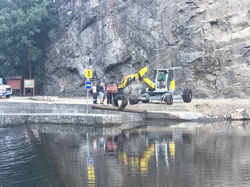 Podnik Povodí Vltavy ve středu ráno pomocí bagru vyhradil šlajsnu pod Barevnou skálou.